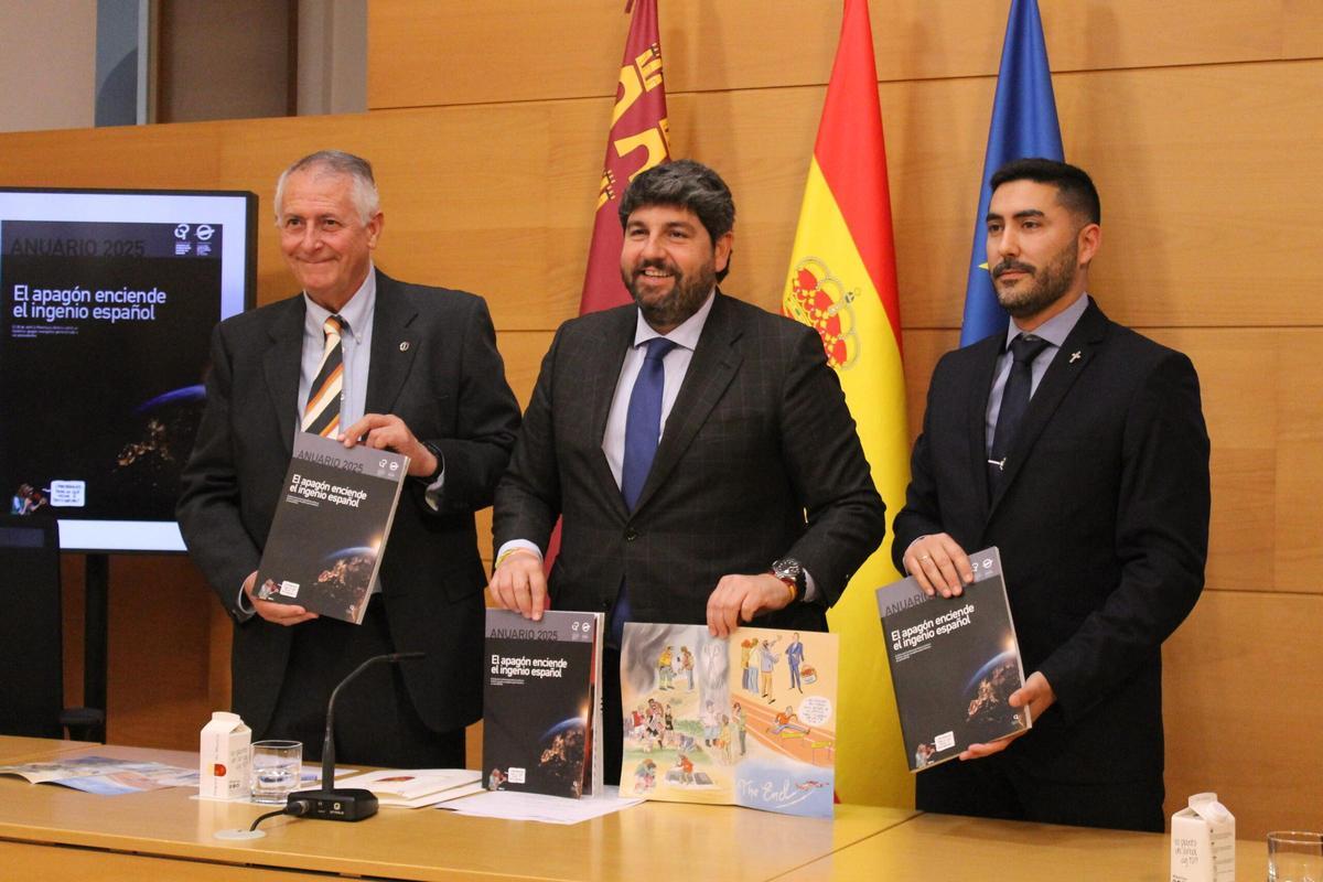 López Miras, junto al decano del Colegio de Periodistas, Miguel Massotti Manzanares, y el director del Anuario, Ángel Blasco Lozano
