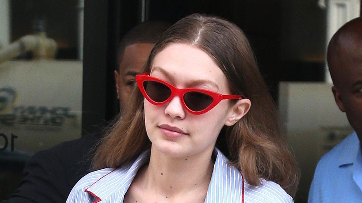 Gigi Hadid con gafas de sol 'eye cat'