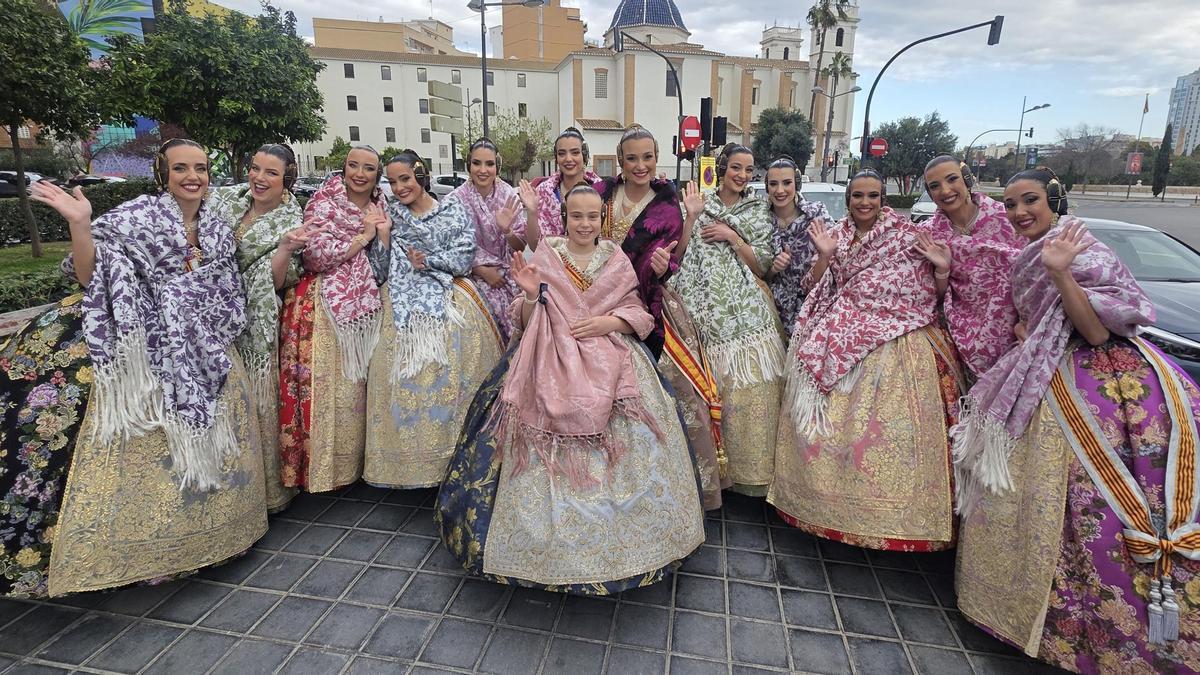 Falleras mayores y corte mayor, en la salida en dirección a Castelló, a primera hora de la mañana