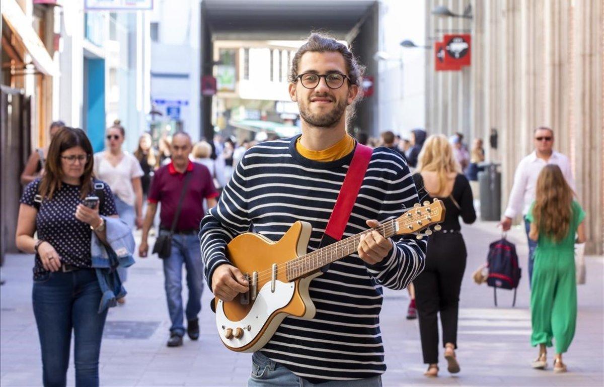 Borja Catanesi, músico callejero, con su guitarra en València