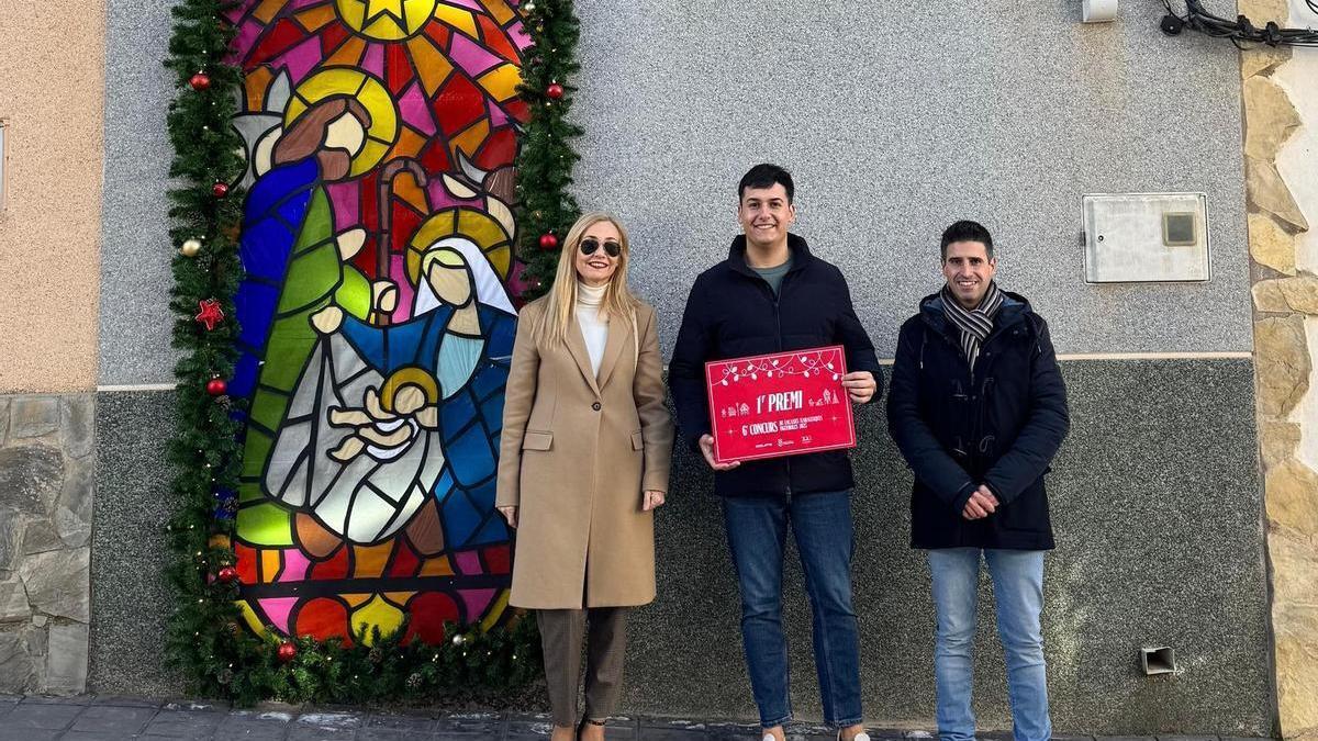 Sergio Bellés Fornas ha sido el ganador con una serie de vidrieras con temática religiosa propia de estas celebraciones.