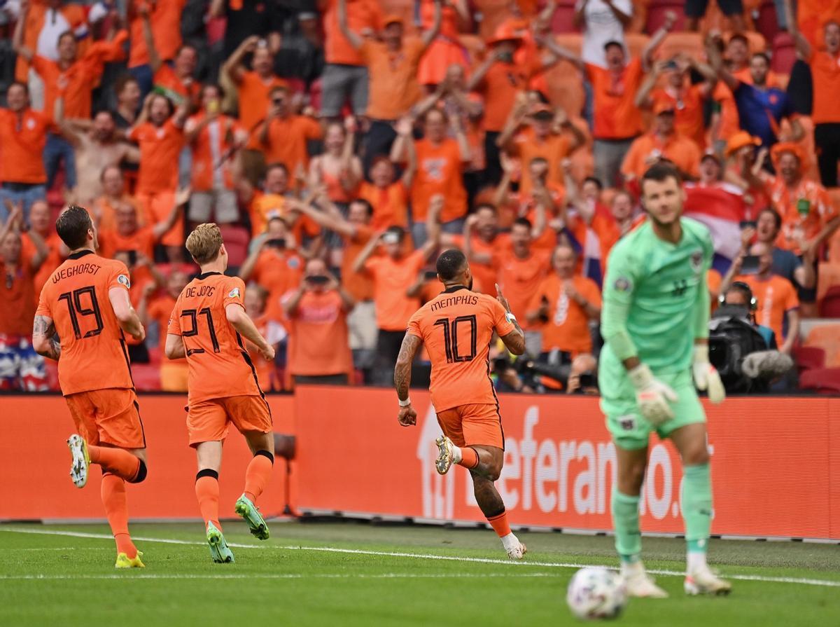 Depay celebra su gol ante Austria