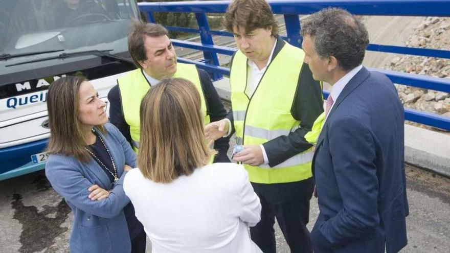 Ethel Vázquez, Ana Pastor, Jorge Urrecho, Carlos Calvelo y Carlos Negreira, en una visita al acceso del Puerto.