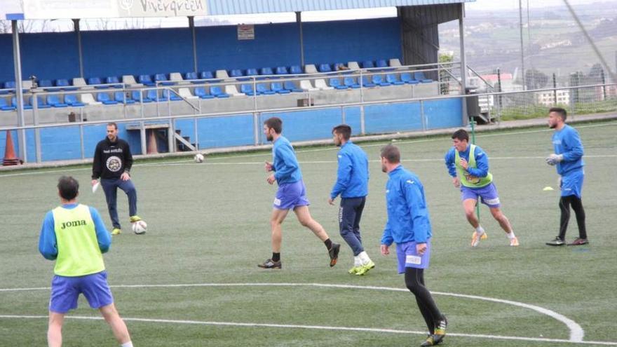 La plantilla avilesina, durante el entrenamiento de ayer.