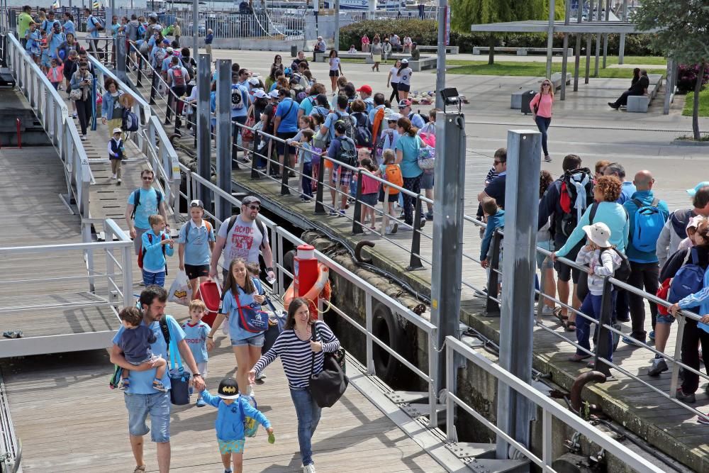 Aficionados y peñistas del Celta llenan el barco a las Cíes para poner el broche a la temporada del equipo