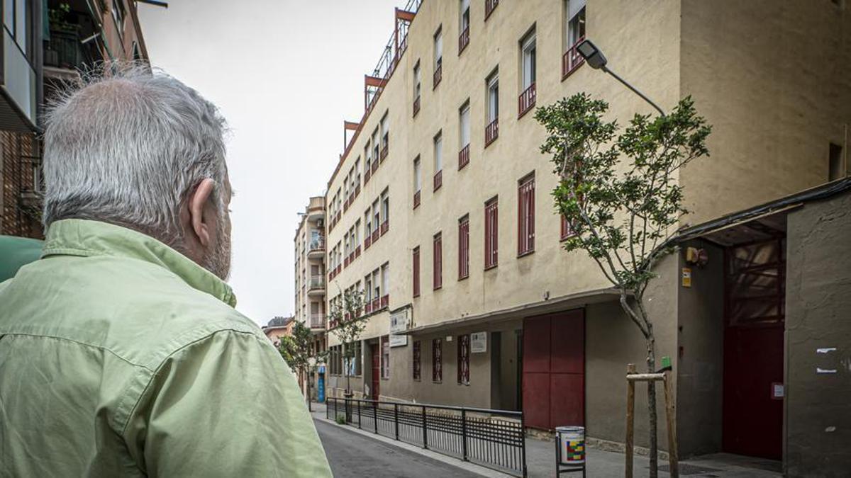 José Campos observa la entrada del colegio en el que sufrió los abusos. / MANU MITRU