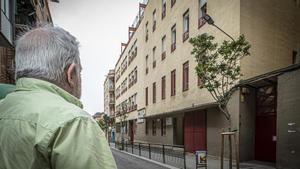 José Campos observa la entrada del colegio en el que sufrió los abusos. 