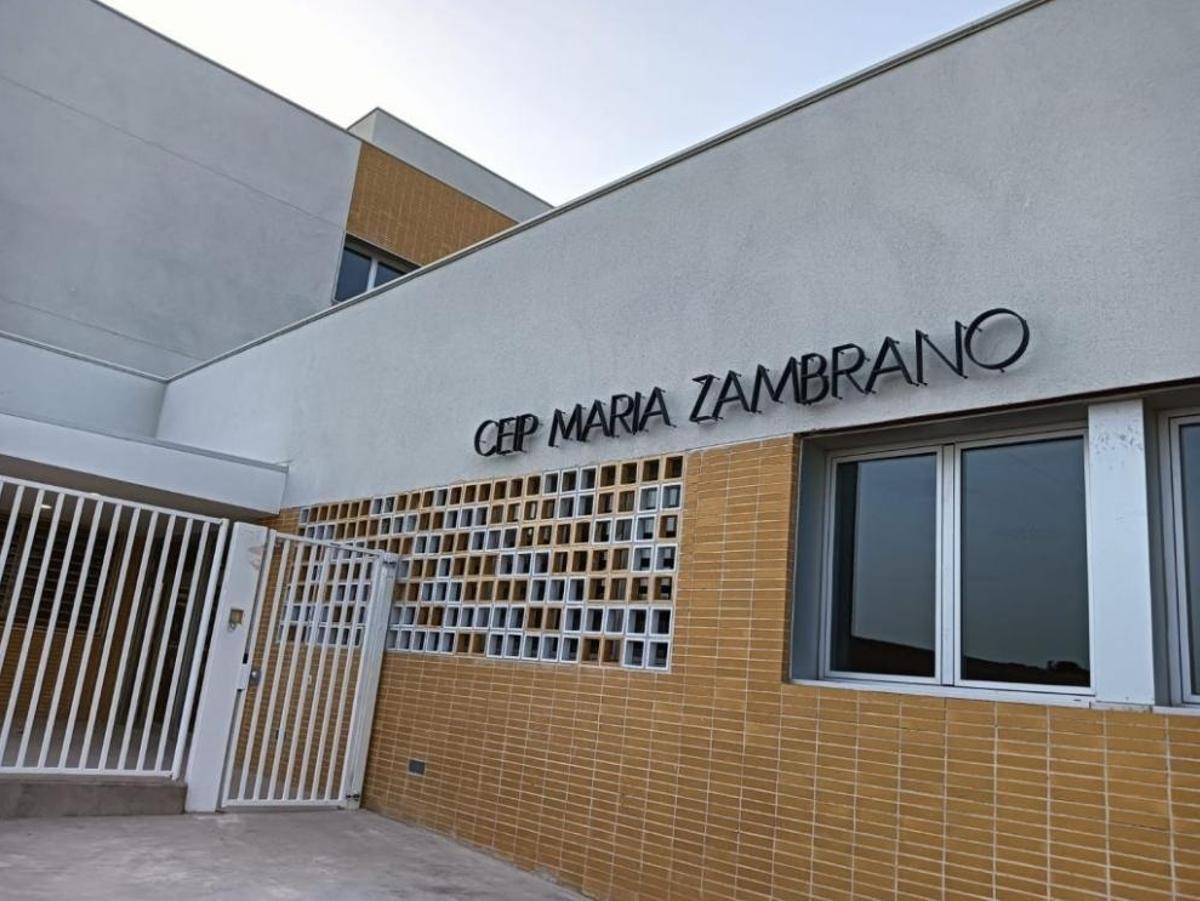 Acceso al CEIP María Zambrano, en el barrio Parque Venecia de Zaragoza.