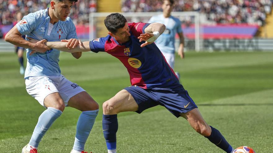Yoel Lago sujeta a Lewandowski en un lance del partido disputado el sábado en Montjuic. | AP