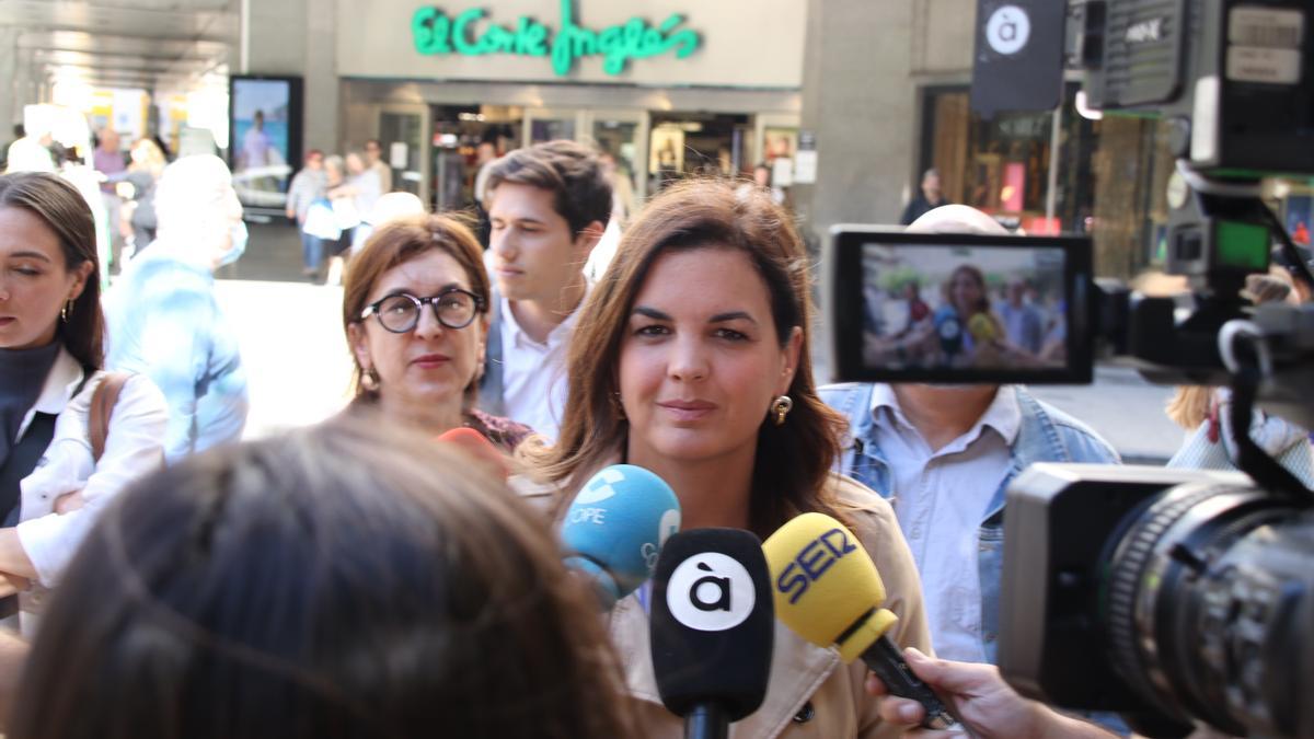 Sandra Gómez atiende a los periodistas para hablar de comercio.