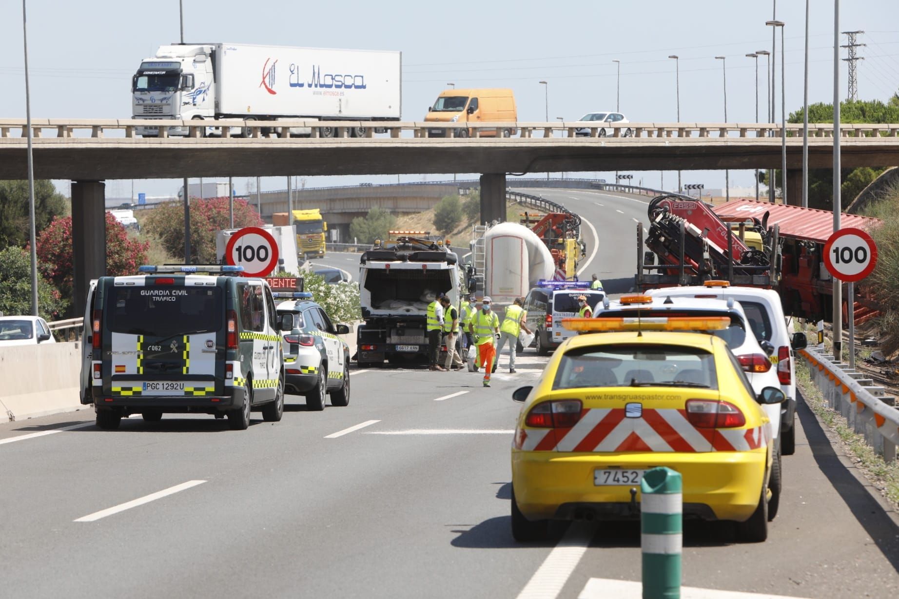 Accidente entre dos camiones en la A-7 a la altura de Puçol