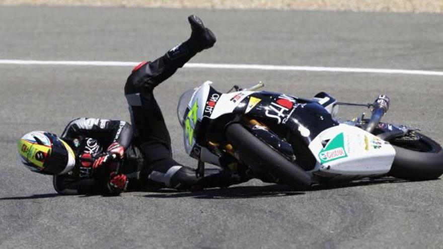 Instante en que Dani Rivas se cae durante la prueba de Moto2 en el Gran Premio de España disputado en Jerez. // Marcelo del Pozo