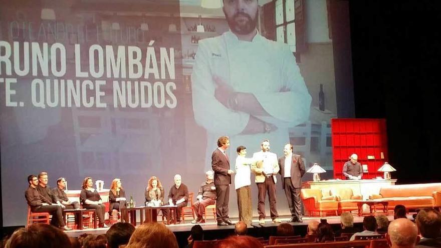 Lombán, sobre el escenario, recogiendo el premio.