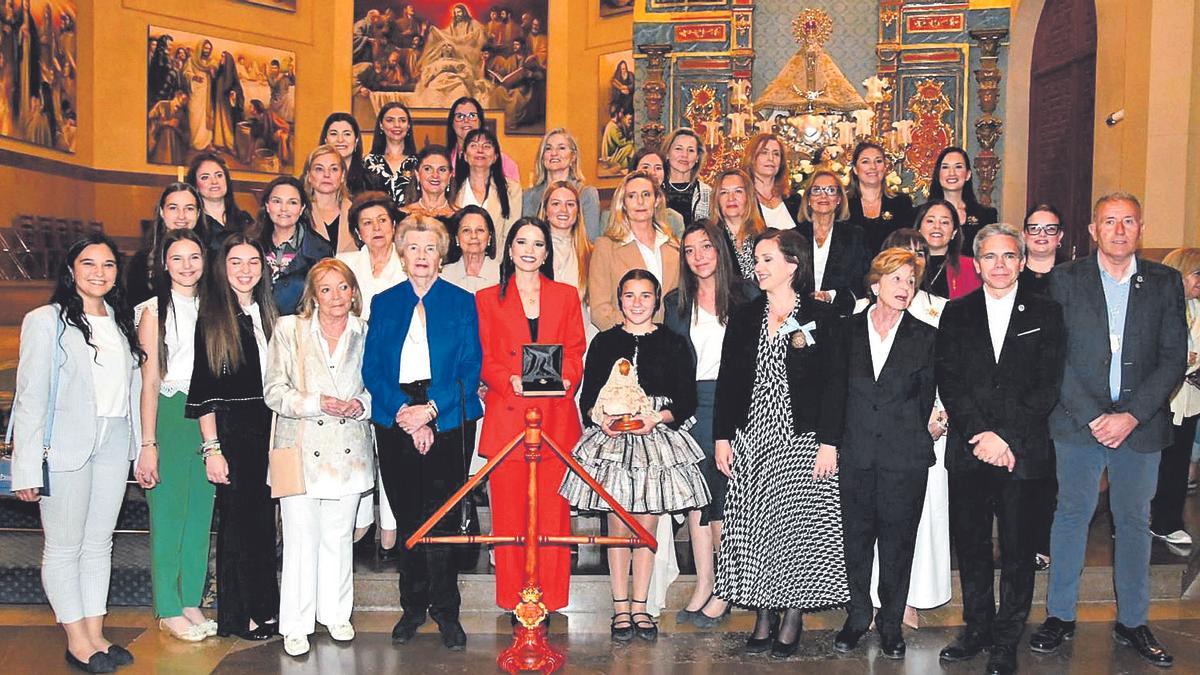 Las reinas de la Magdalena 2024 durante la entrega del broche de oro a la patrona de Castelló.