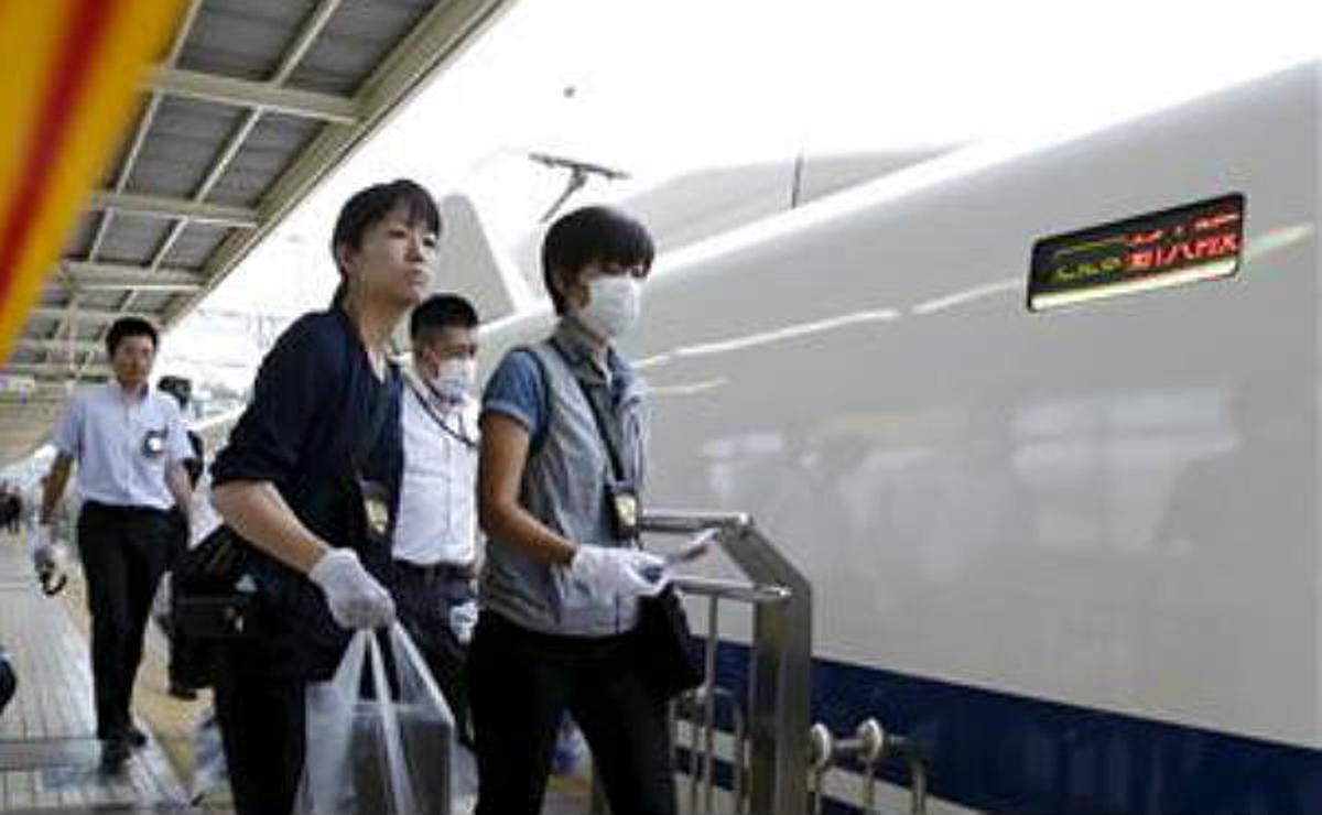 Dos homes moren en un tren bala japonès, on viatjaven unes 1.000 persones, al cremar-se un home a l’estil bonze aquest dimarts.