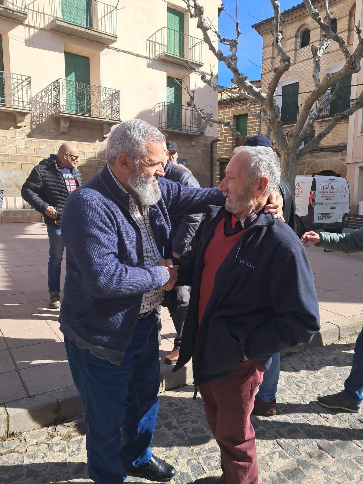 Javier Rami, a la derecha, saludndo a los vecinos de Peralta, este pasado fin de semana.