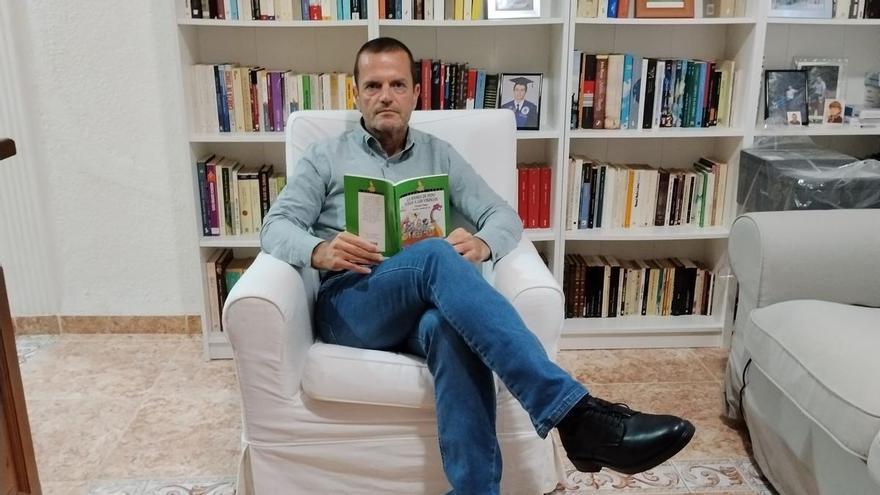 Escándalo literario: Un escritor de Castellón denuncia el "ninguneo" de una plataforma fundada por Pérez-Reverte tras ganar un premio