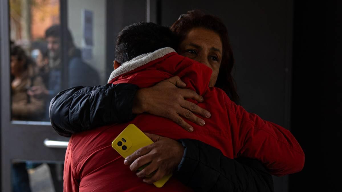 Fran Luis, padre y abuelo de las víctimas del crimen en Carabanchel, recibe consuelo.