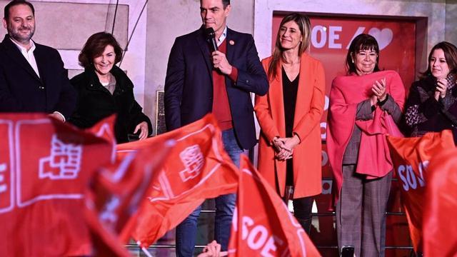 Der frühere Bauminister José Luis Ábalos (li.) mit Ministerpräsident Pedro Sánchez (3. v. li.) beim Feiern des Wahlsiegs 2019.