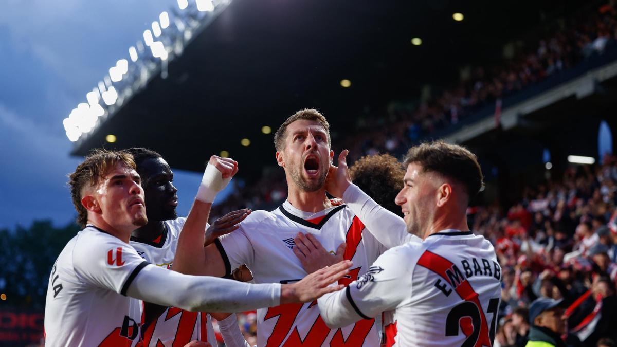 Lejeune celebra su gol ante el Rayo junto a sus compañeros de equipo.