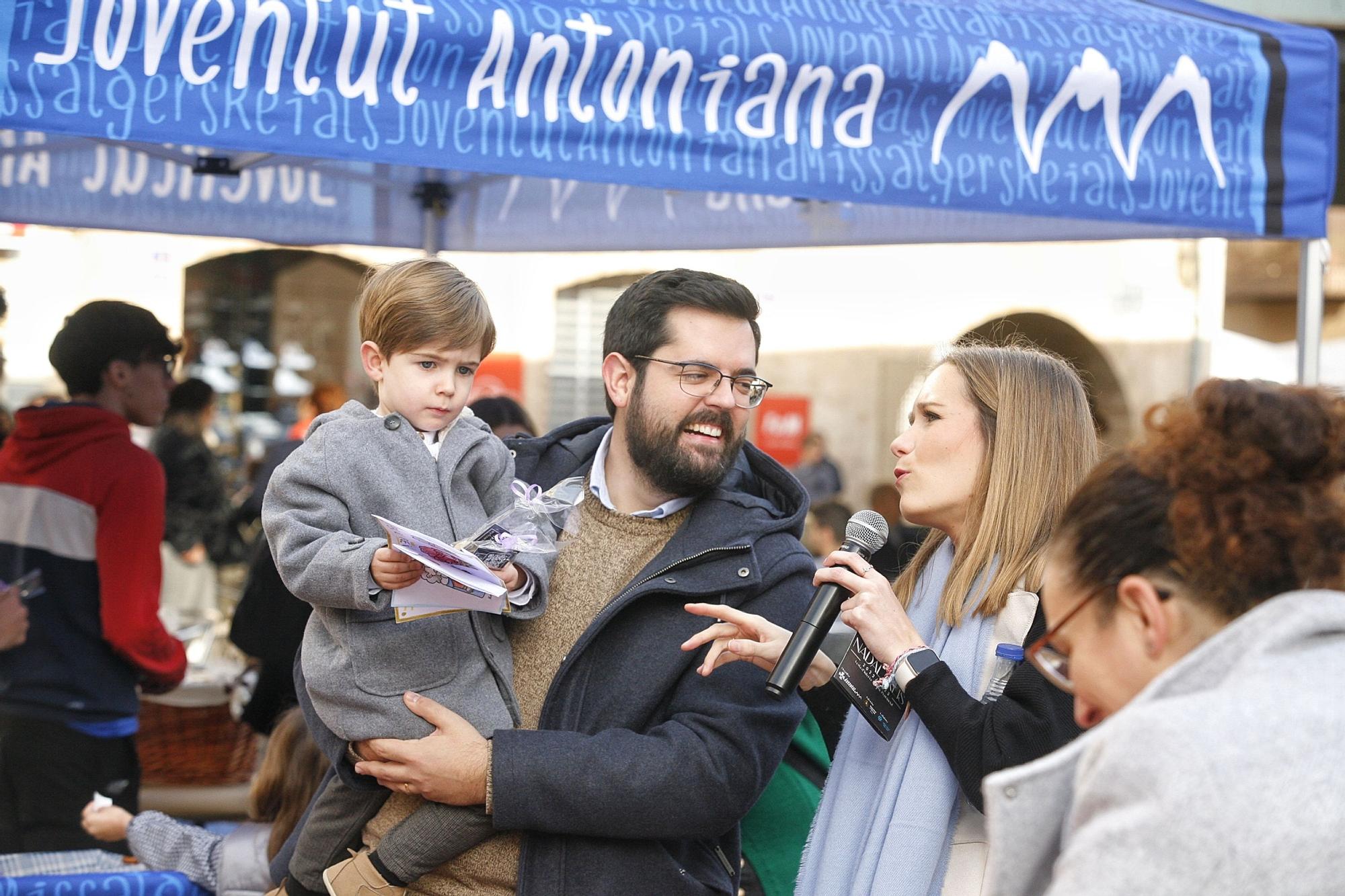 Multitudinaria entrega de las cartas de los niños de Vila-real a los pajes reales