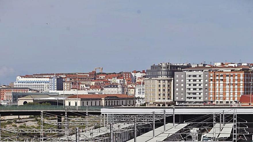 Vista del ámbito ferroviario desde Moreda y con el Museo del Ferrocarril al fondo. | Ángel González