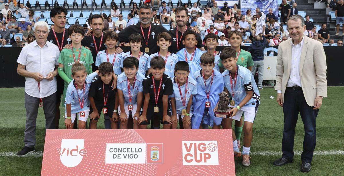 El Celta alevín posa con el alcalde.