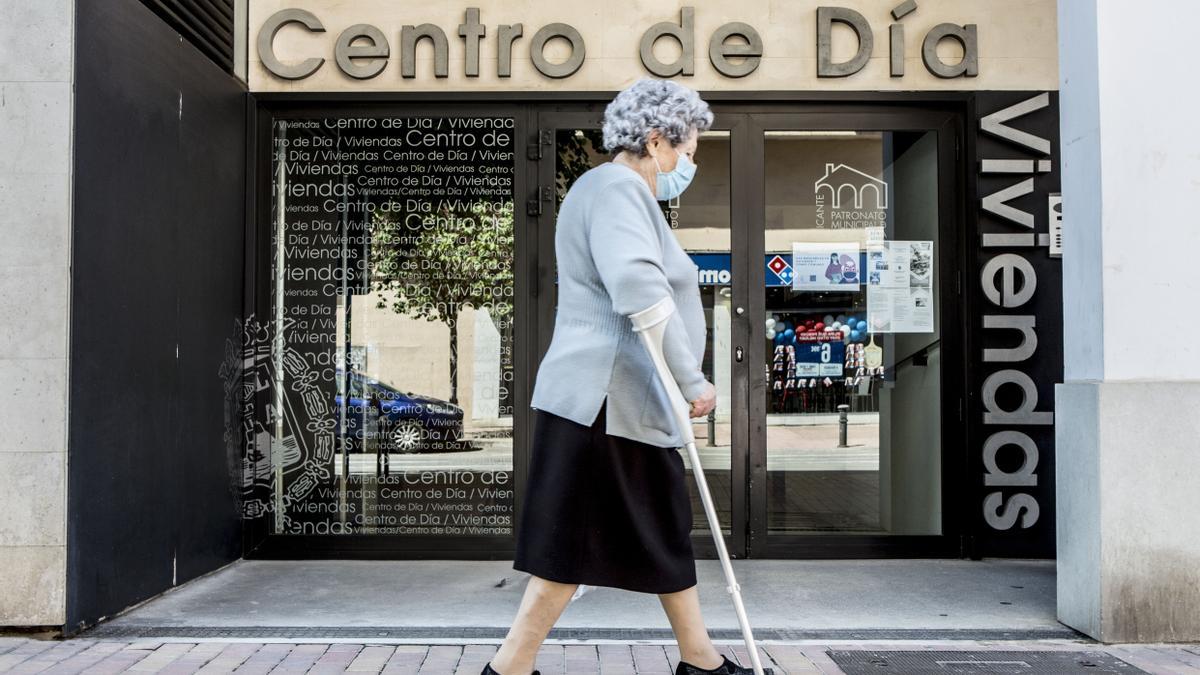 Persona frente a un entro de día en Alicante