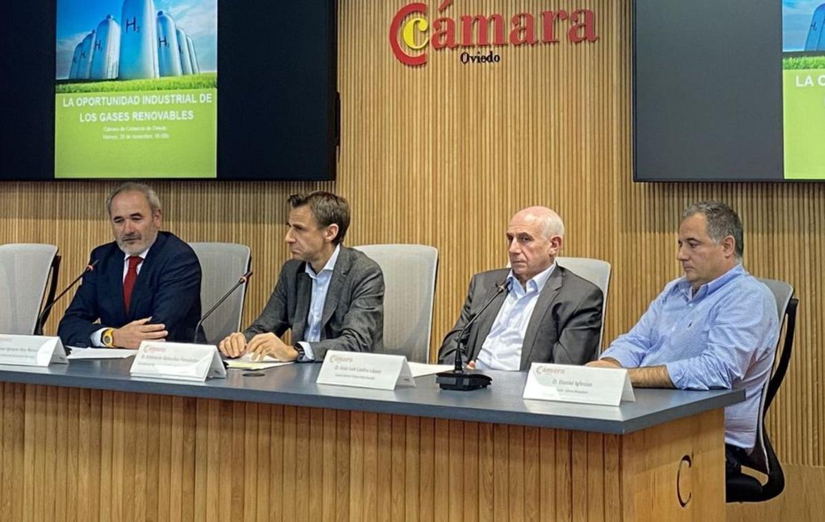 Por la izquierda Juan Ignacio Rey, Indalecio González, José Luis Lastra y Daniel González, ayer, en la Cámara de Comercio de Oviedo. | Y. G.