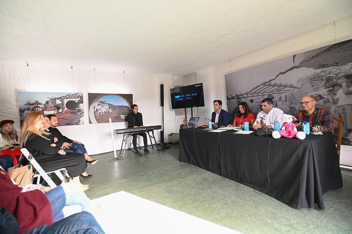 Momento de la presentación del libro 'El viejo diablo de Timanfaya'.