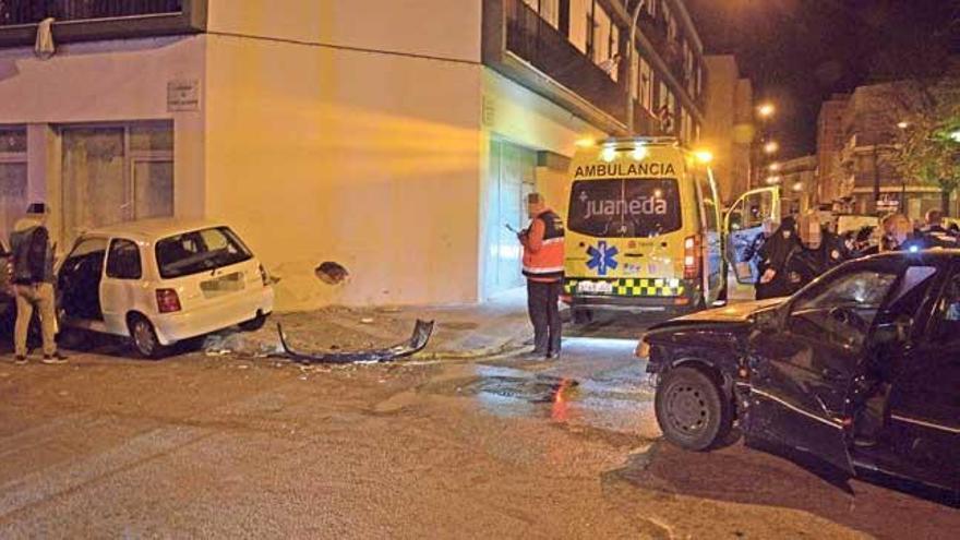 Policías y efectivos sanitarios, junto a los coches implicados en la colisión, ayer en Son Gotleu.