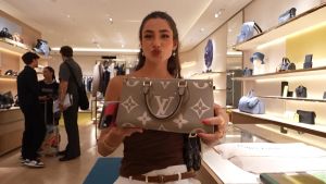 La influencer Lola Lolita, en la serie 21 días entre millonarios de Nil Ojeda.