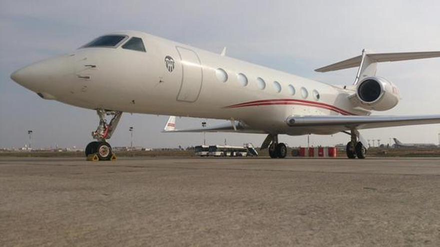 Imagen del escudo del Valencia CF en el avión de Peter Lim