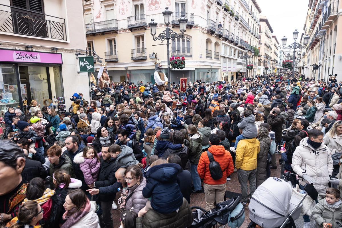 En imágenes | Los zaragozanos salen a la calle para disfrutar de San Valero En imágenes | Los zaragozanos salen a la calle para disfrutar de San Valero