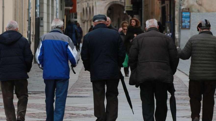 Un grupo de jubilados camina por el centro de la ciudad.