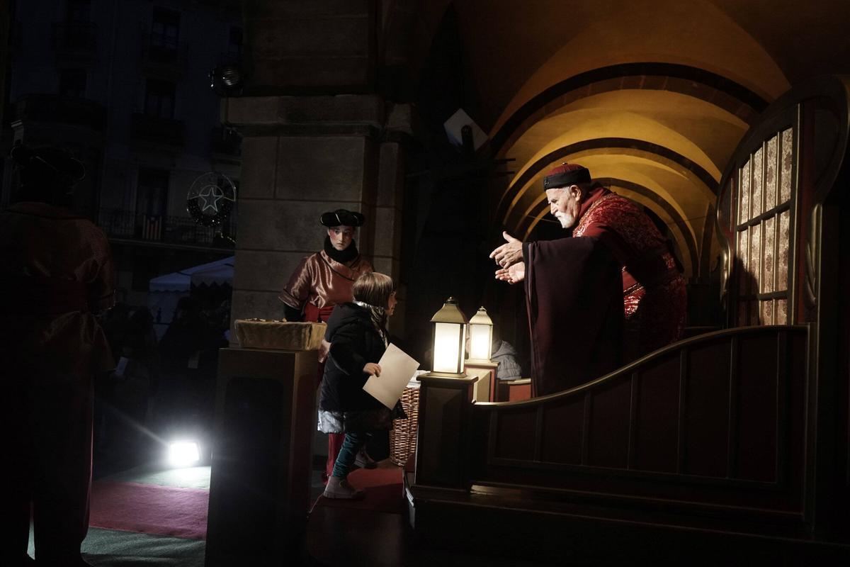 Totes les fotos dels infants de Manresa donant la carta al Príncep Assuan