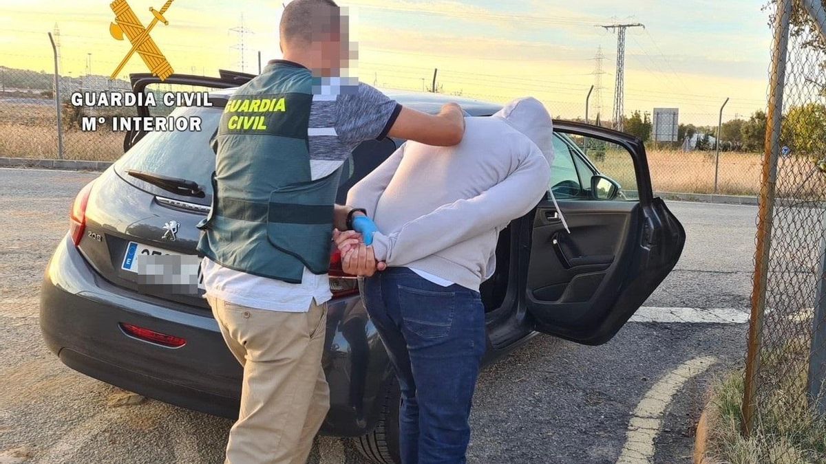 Un momento de la detención por la Guardia Civil de Cáceres de uno de los presuntos estafadores.