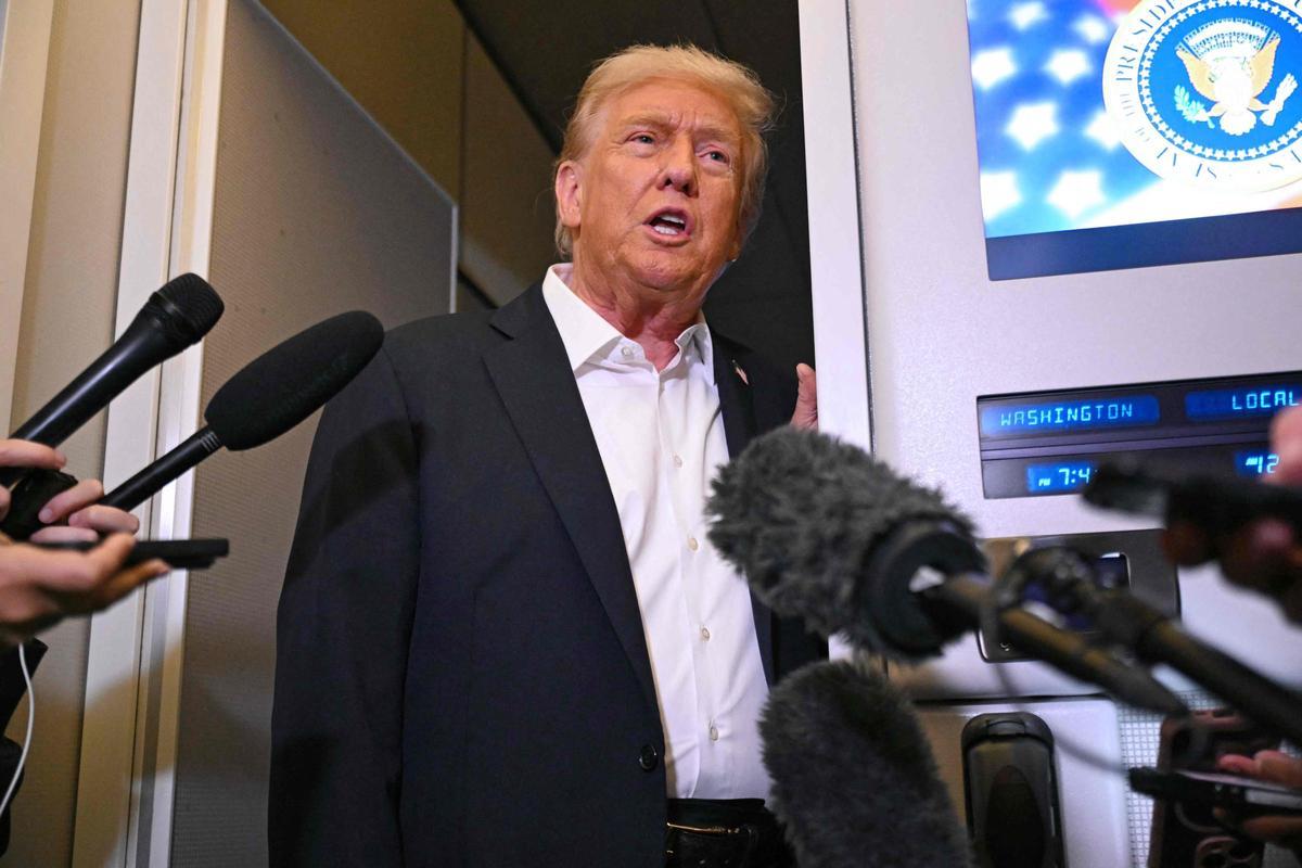 Trump atiende a los periodistas en una parada técnica del Air Force One en Inglaterra