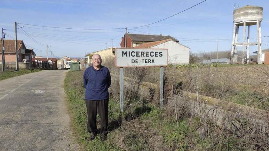 Un vecino en la carretera de Micereces, en la mañana de ayer.