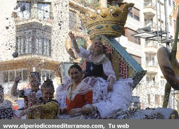 GALERÍA DE FOTOS - El Coso Multicolor inunda de confeti Castellón