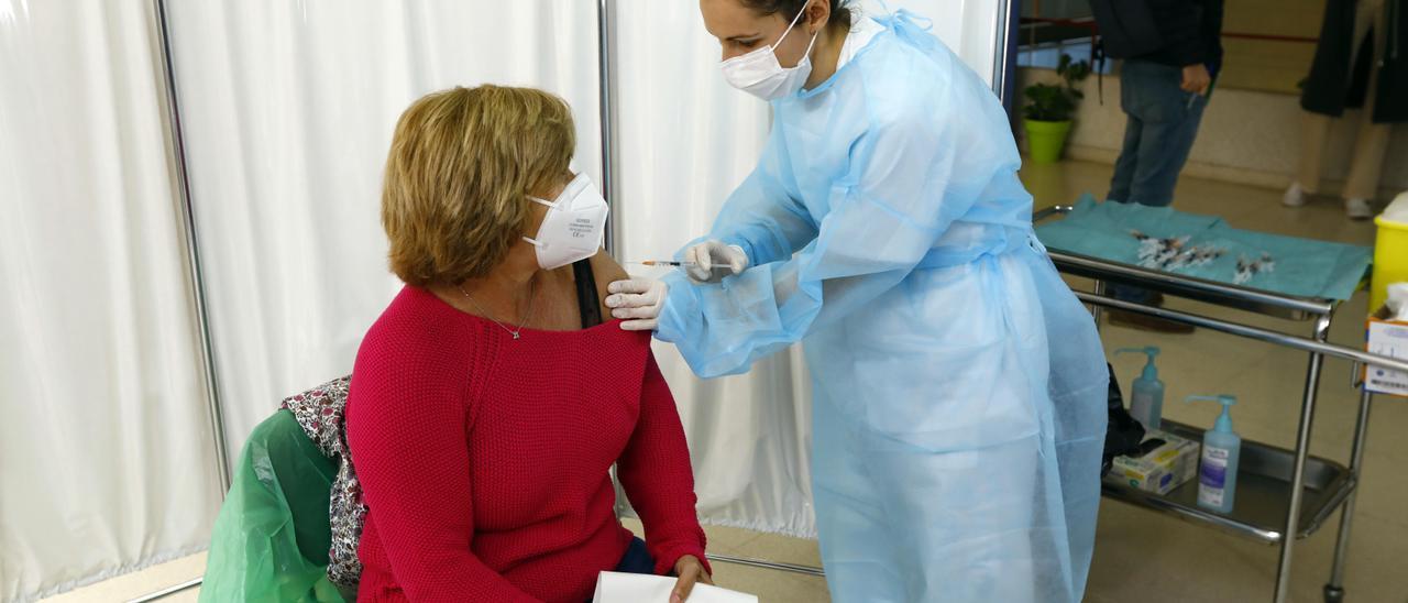 Vacunación con la dosis de Janssen en el centro de salud de Las Fuentes, en Zaragoza.