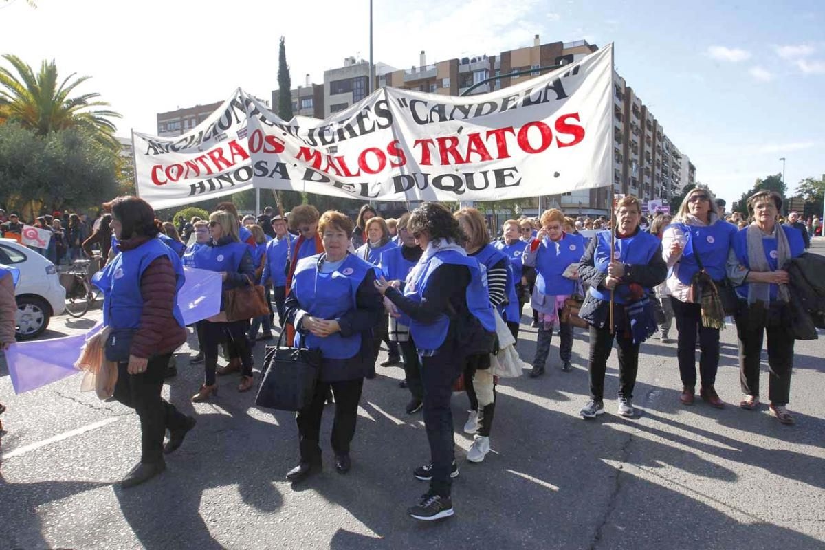 Multitudinaria manifestación contra la violencia hacia la mujeres