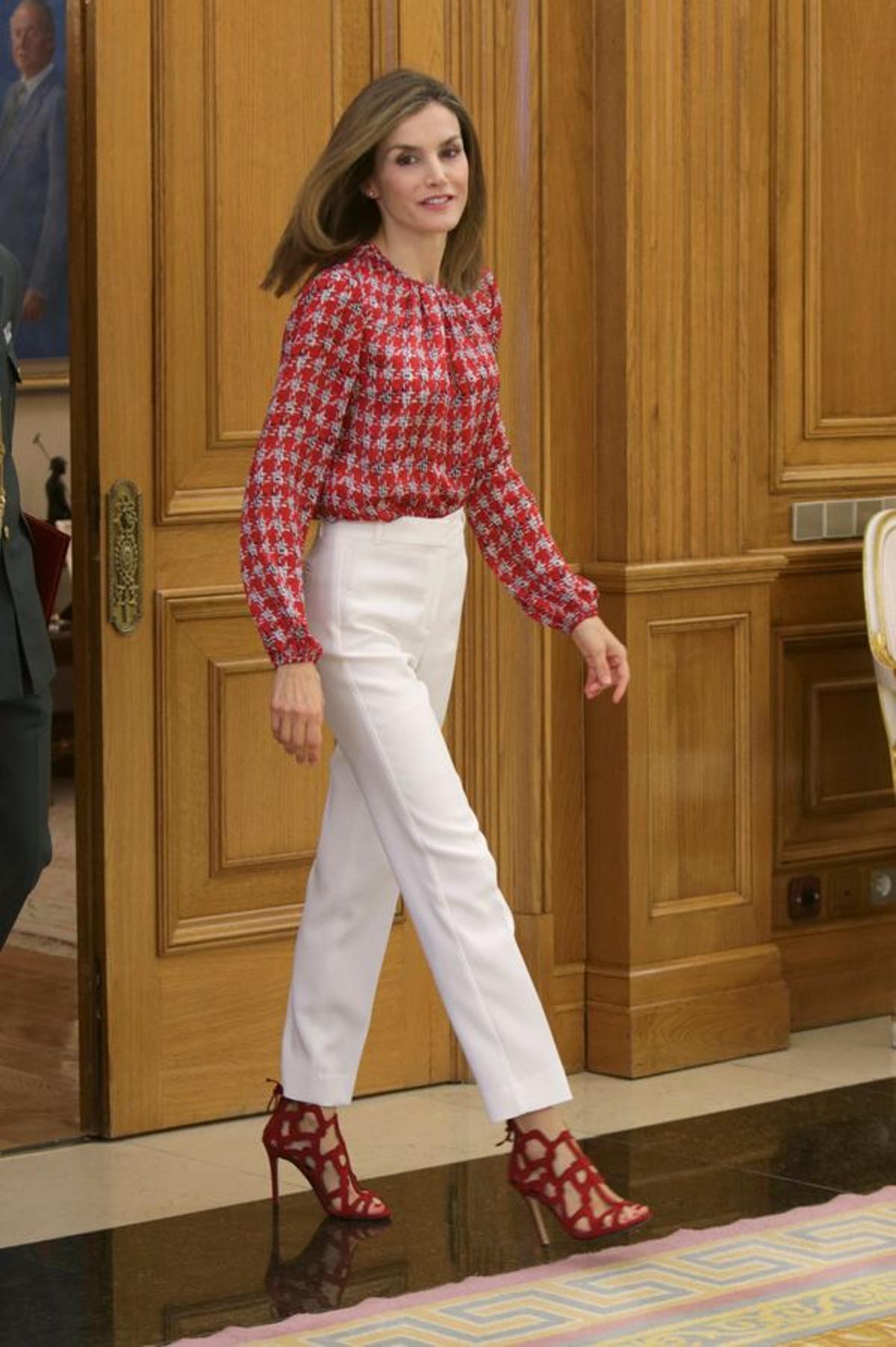 Letizia Ortiz con sandalias rojas de Mango y pantalones de Massimo Dutti