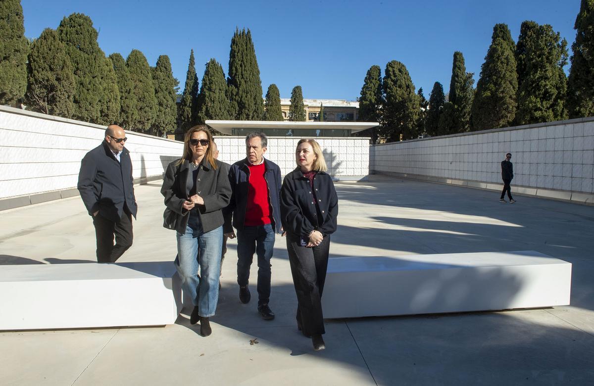 Natalia Enguix y Nuria Campos en el Memorial del cementerio de Paterna.