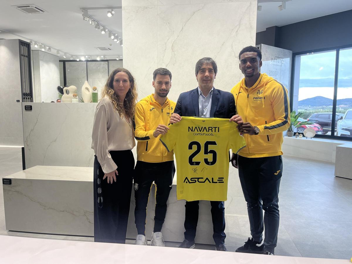 Baena y Logan Costa, junto a miembros de Navarti.