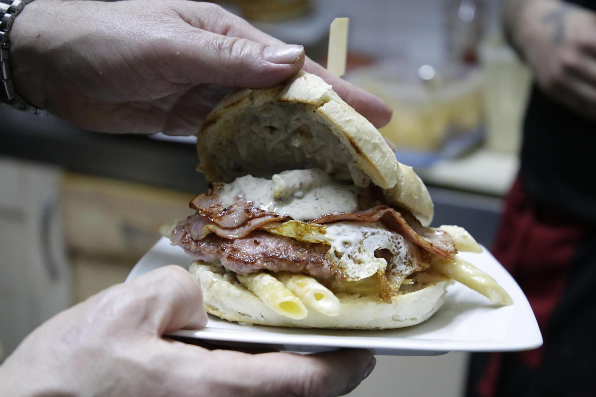 EN IMÁGENES | San Petersburgo, el bar con las hamburguesas más especiales de Zaragoza cumple 40 años: "Todas se piden"