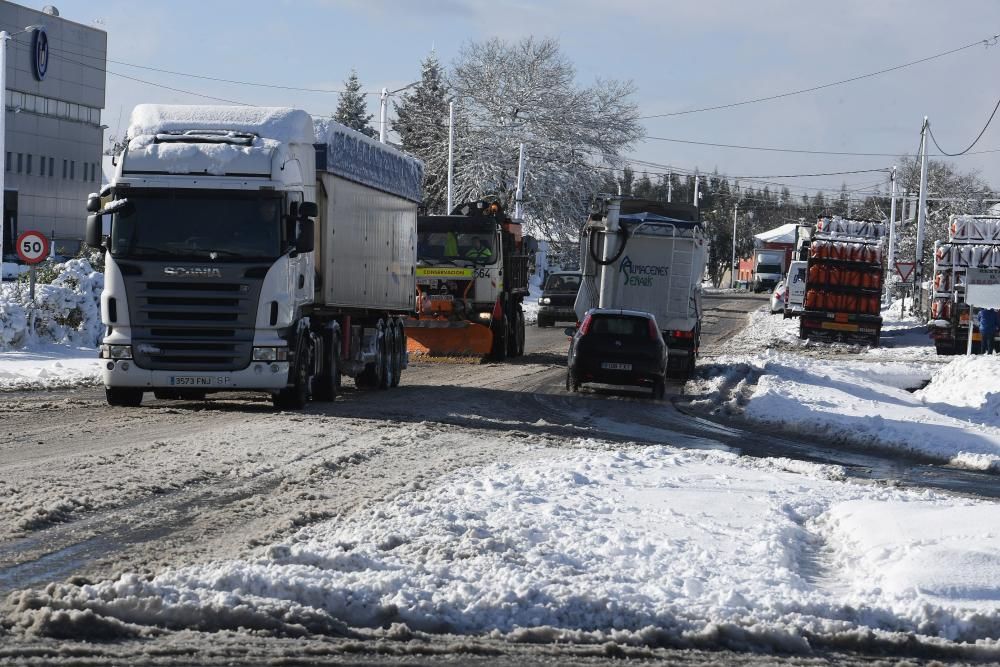 La nieve complica el tráfico en la A-6