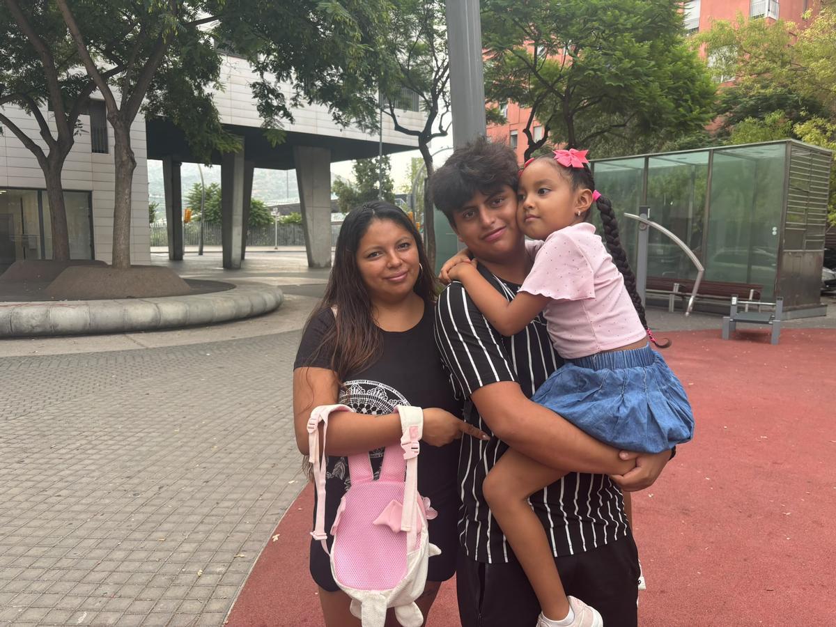 Erika Almachi y sus hijos Aiden y Anaís antes de entrar al casal