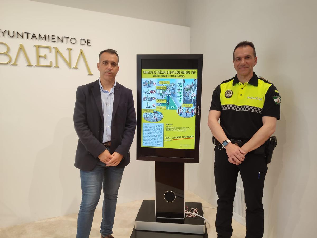 El concejal y el jefe de la Policía Local de Baena, en la presentación de la nueva ordenanza sobre patinetes.