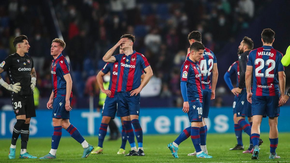 Los granotas se lamentan tras la derrota ante el Barça